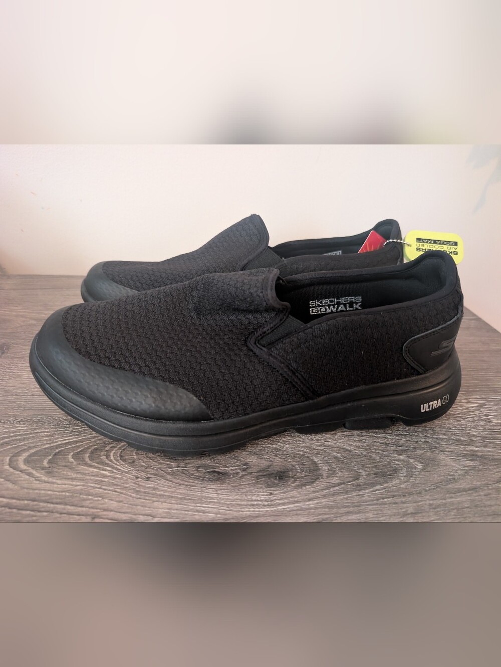 Sketchers Go Walk Mens Black Slip On Sneakers Size 11.5 NWT